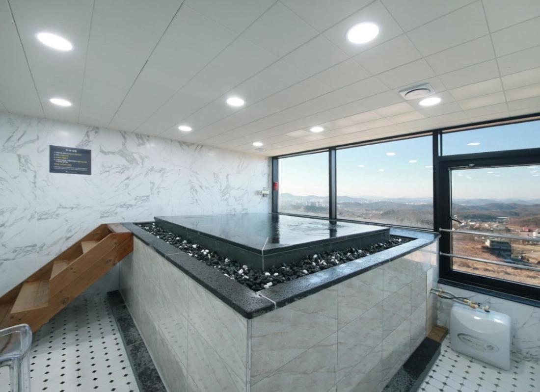 Wj Hotel Pool House Wonju Eksteriør bilde